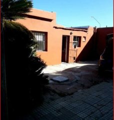 Venta de casa en el Centro de Maldonado, 2 dormitorios, baño, para vivir todo el año.