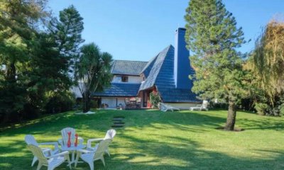 Venta de hermosa casa en Pinares, 3 dormitorios, 2 baños y gran parque.