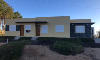 Alquiler y venta de casas en Altos de la Laguna, 2 dormitorios, baño, patio con parrilla.