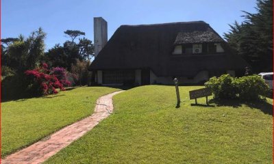 Venta y alquiler de casa en Lugano, 3 dormitorios, 3 baños, buen lugar, buen parque.