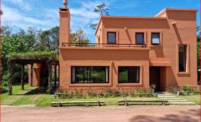 Alquiler de casa en Brio Privado en Pinares, 2 dormitorios, 3 baños, parque, servicios.