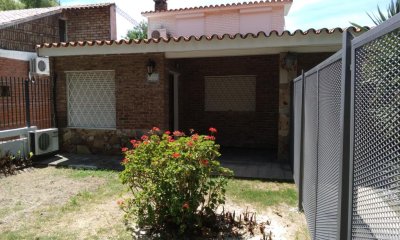 Venta de casa en Av. Italia, 3 dormitorios, 2 baños, fondo con parrilla.