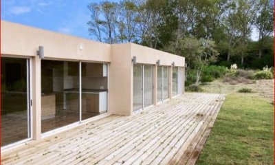 Venta de casa en Punta Ballena, 3 dormitorios, 3 baños, gran parque arbolado, piscina, cancha de tenis.