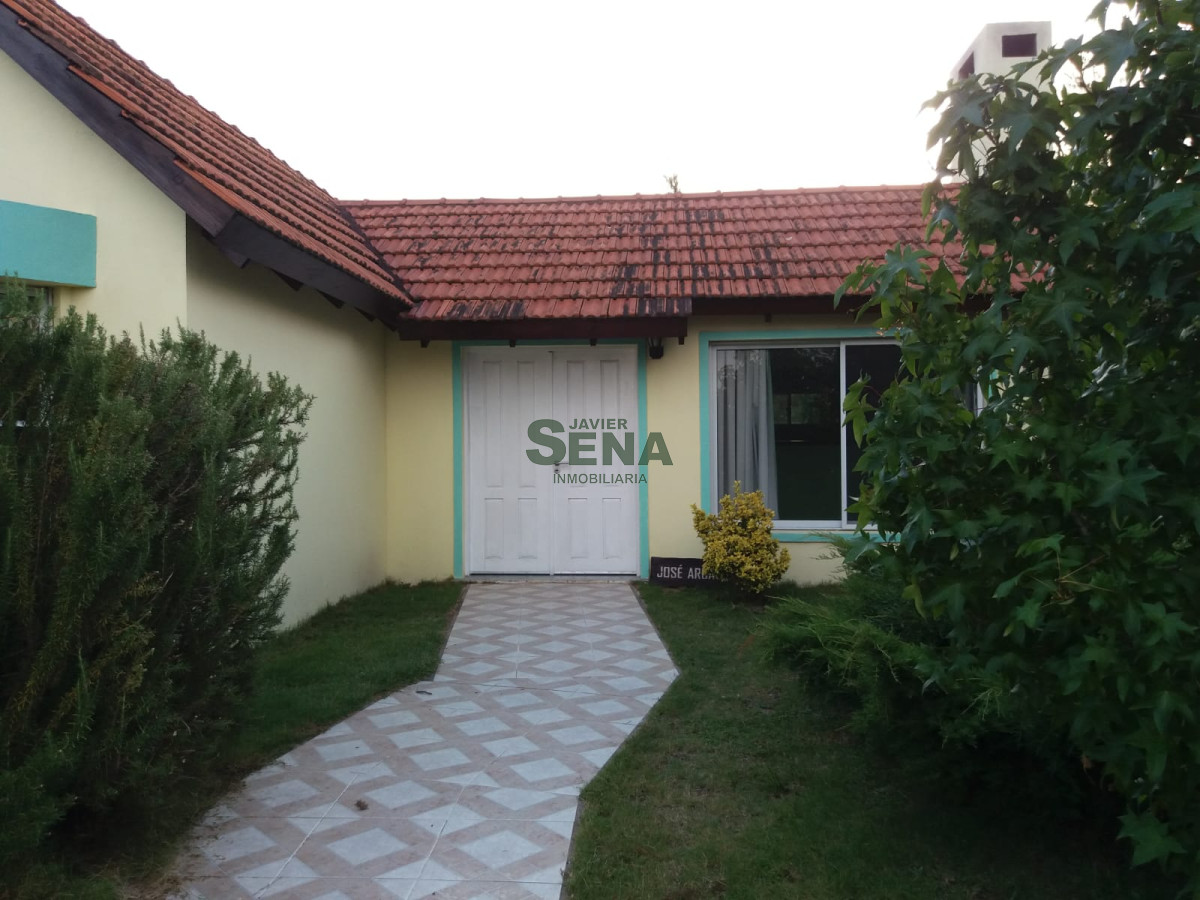 Venta y alquiler casa en pinares, 3 dormitorios, baño, lindo parque.