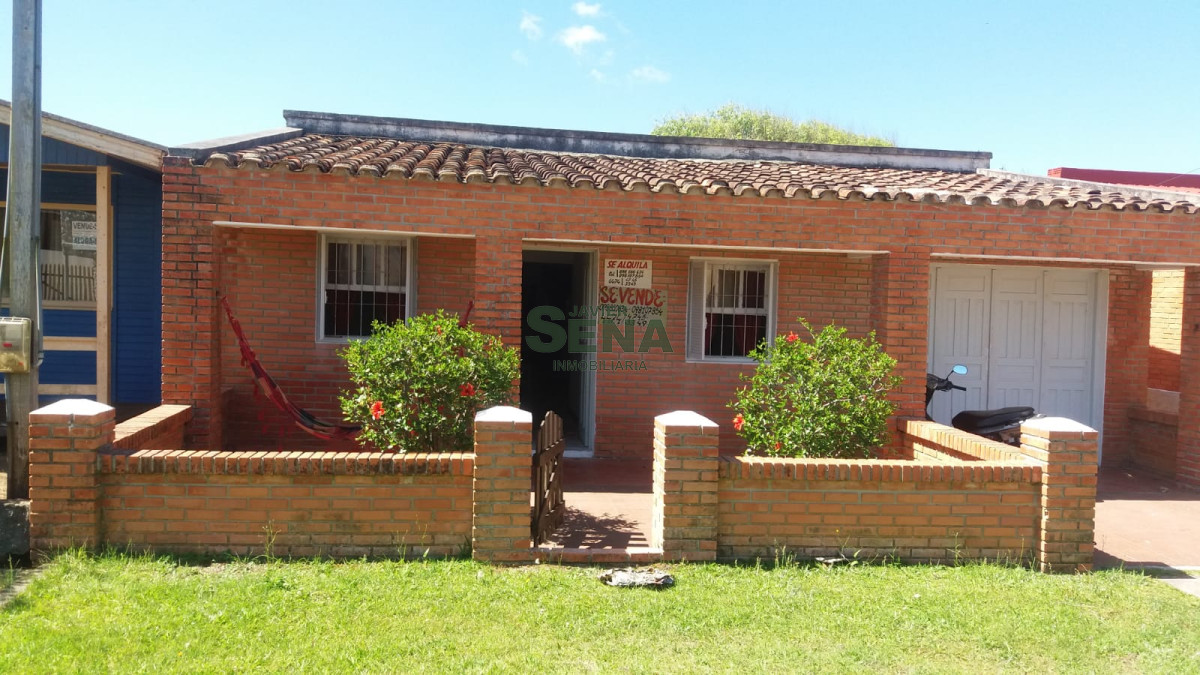Venta de casa en el Chuy, 2 dormitorios, baño cerca del mar.-