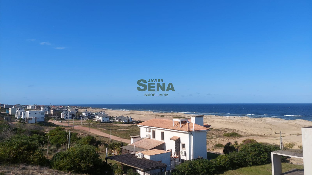 Venta de casa de 2 plantas en punta del diablo con vista.