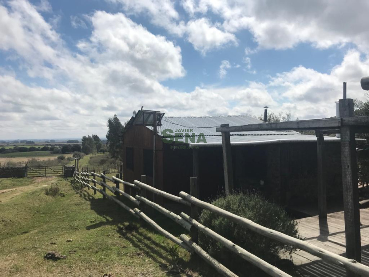 Venta de chacra en sierras de Lavalleja, 2 dormitorios, baño, lindo lugar.