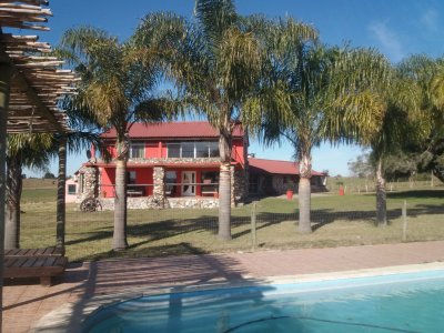 Venta de chacra zona Pueblo Eden, 4 casas, con 10 dormitorios, 10 baños, piscina, gran parque.