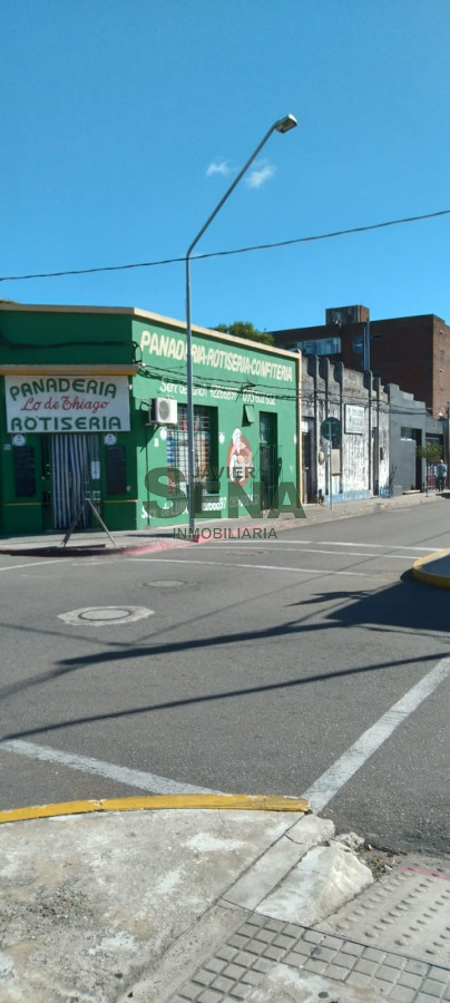 Venta de esquina para construir en el Centro de Maldonado, 1300m2 de tierra.
