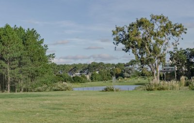 Venta de lote en complejo Veramansa con gran superficie y vista al Parque