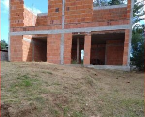 Venta de lote en altos de la laguna, tiene un terreno de 300m2, tiene en construccion una casa con paredes y vigas.