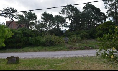 Terreno en excelente zona de playa  mansa, (a 1 cuadra y media de la playa). Tributación al día, no registra adeudos de ningún tipo