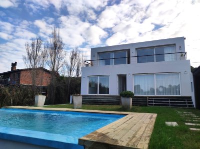 Casa en Venta con 3 SUITES en Punta Ballena con vista al Mar - Ref : EQP7106