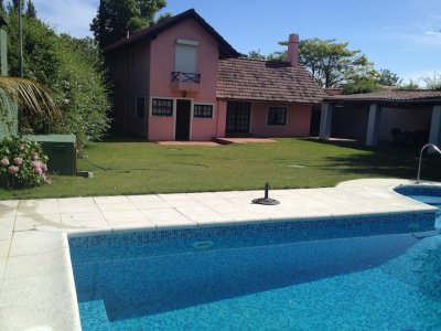 Casa de 4 dormitorios con piscina en pinares para alquiler de verano