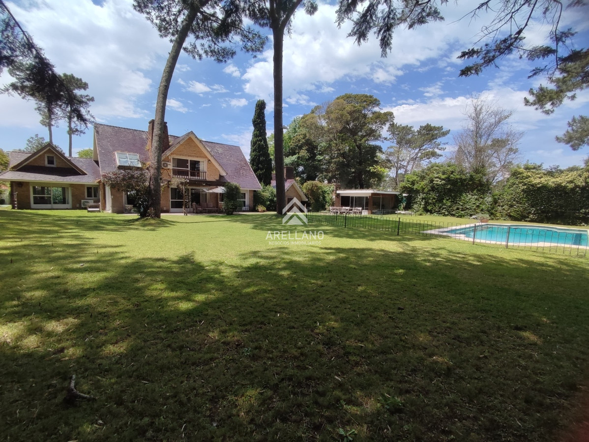 Casa ID.2618 - Venta de Casa con 4 Dormitorios en Mansa cerca del Mar