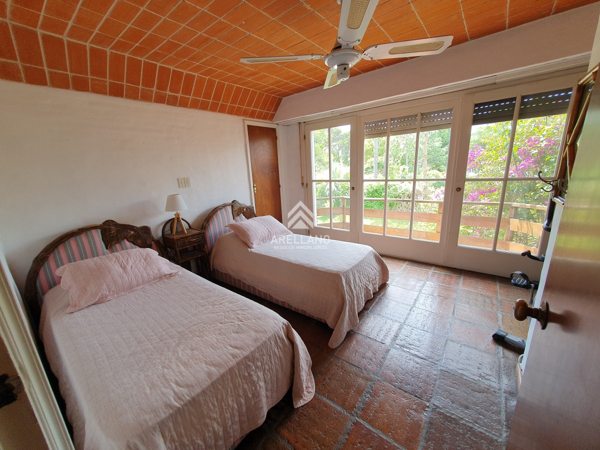 Casa ID.2618 - Venta de Casa con 4 Dormitorios en Mansa cerca del Mar