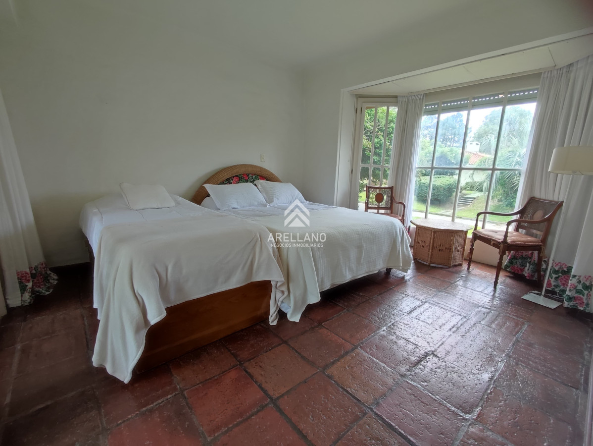 Casa ID.2618 - Venta de Casa con 4 Dormitorios en Mansa cerca del Mar