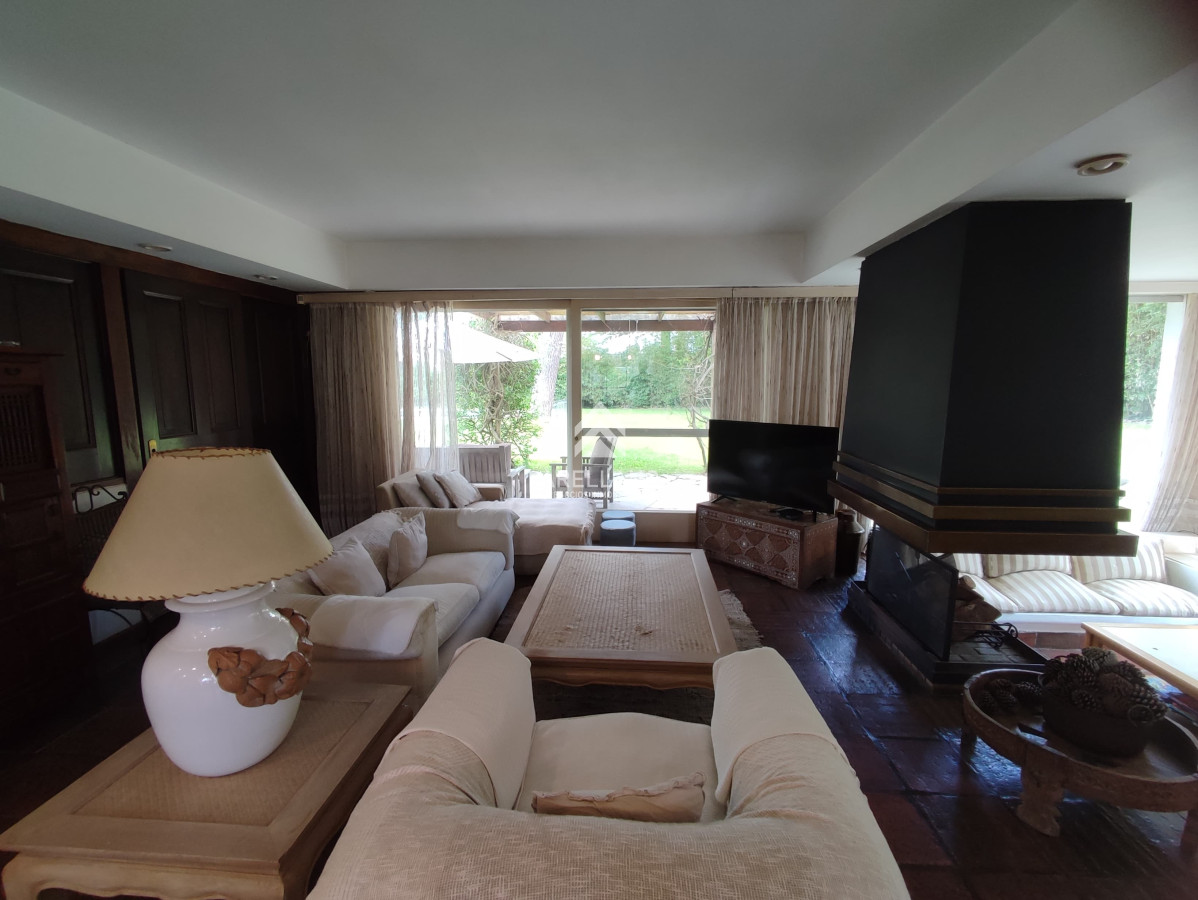 Casa ID.2618 - Venta de Casa con 4 Dormitorios en Mansa cerca del Mar