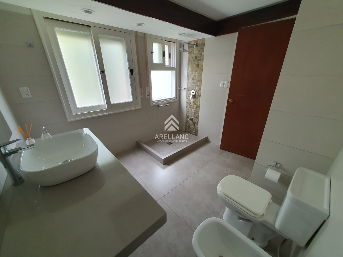 Casa ID.2618 - Venta de Casa con 4 Dormitorios en Mansa cerca del Mar