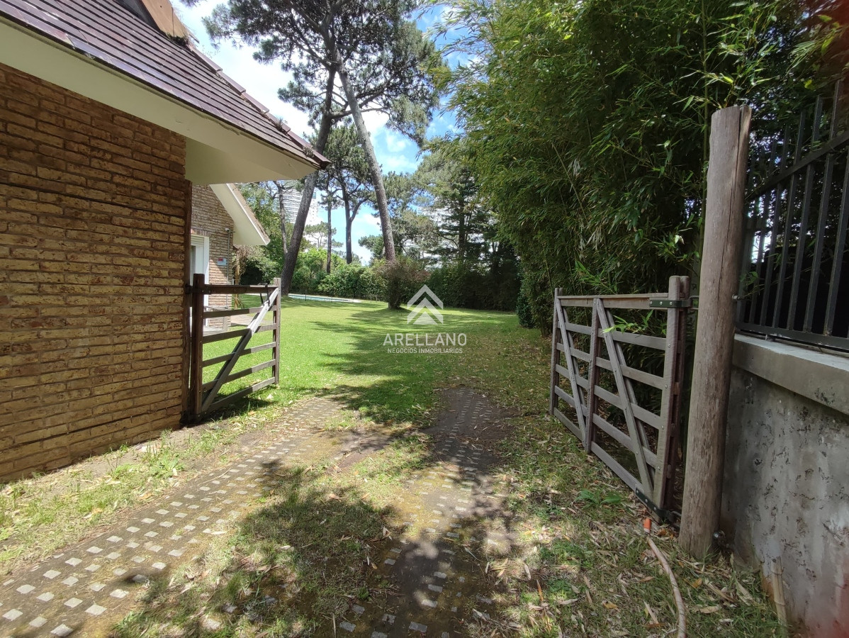 Casa ID.2618 - Venta de Casa con 4 Dormitorios en Mansa cerca del Mar