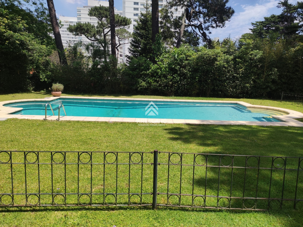 Casa ID.2618 - Venta de Casa con 4 Dormitorios en Mansa cerca del Mar