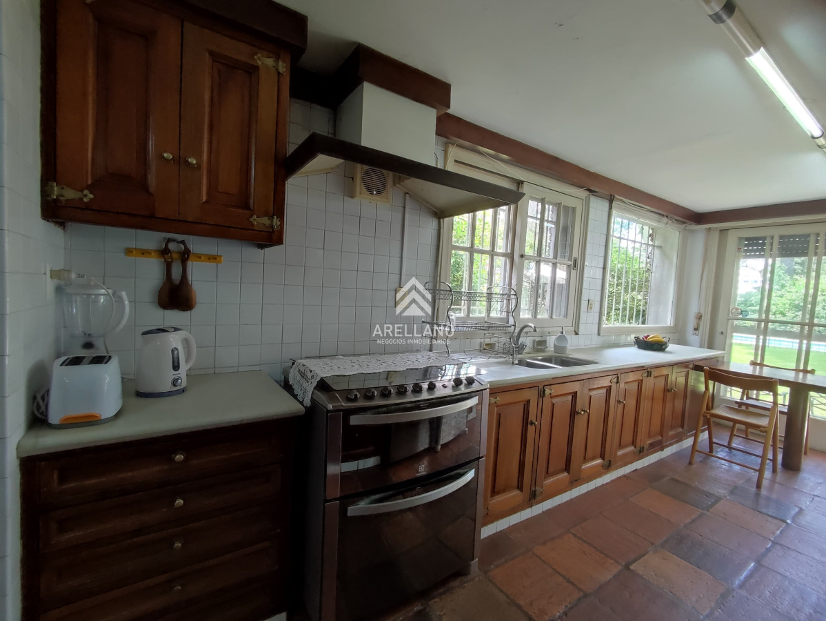 Casa ID.2618 - Venta de Casa con 4 Dormitorios en Mansa cerca del Mar