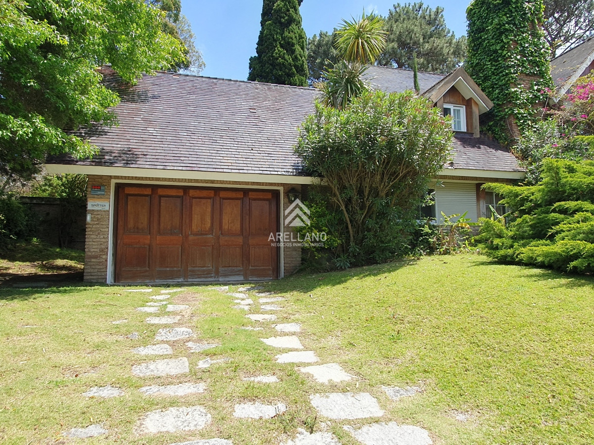 Casa ID.2618 - Venta de Casa con 4 Dormitorios en Mansa cerca del Mar