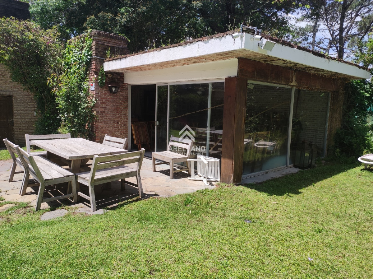 Casa ID.2618 - Venta de Casa con 4 Dormitorios en Mansa cerca del Mar