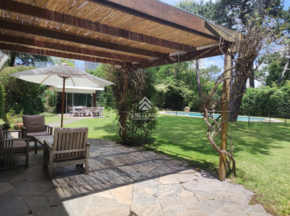 Casa ID.2618 - Venta de Casa con 4 Dormitorios en Mansa cerca del Mar