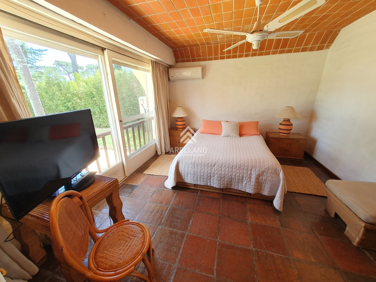 Casa ID.2618 - Venta de Casa con 4 Dormitorios en Mansa cerca del Mar