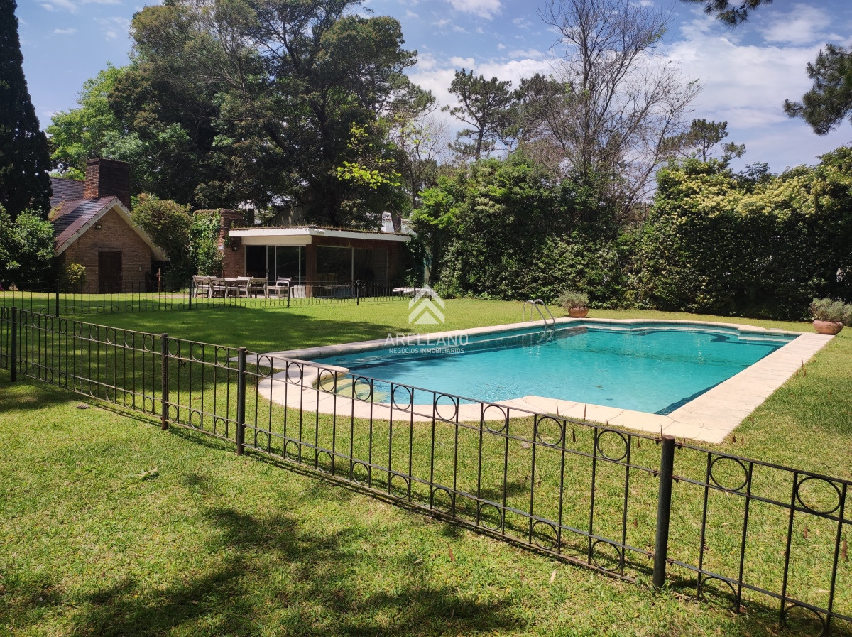 Casa ID.2618 - Venta de Casa con 4 Dormitorios en Mansa cerca del Mar