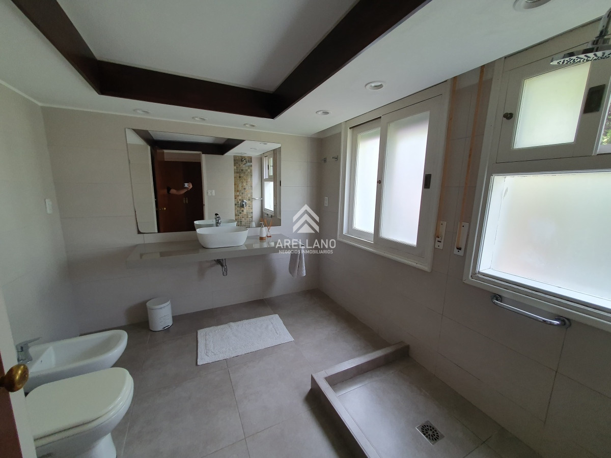 Casa ID.2618 - Venta de Casa con 4 Dormitorios en Mansa cerca del Mar