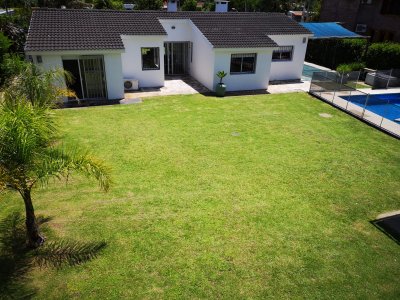 Hermosa casa con 4 dormitorios en Punta del Este
