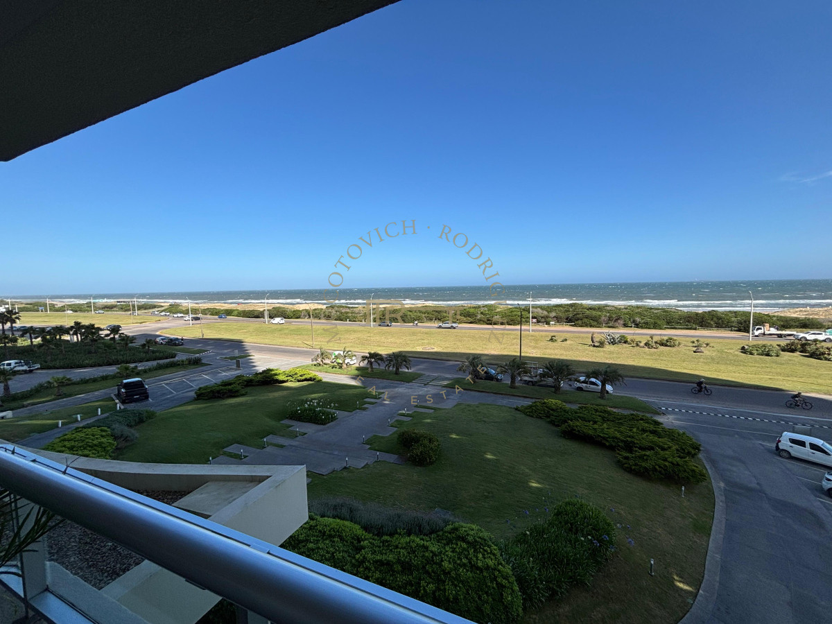 Apartamento ID.2225 - Venta de Apartamento de 3 dormitorios en la Brava Punta del Este