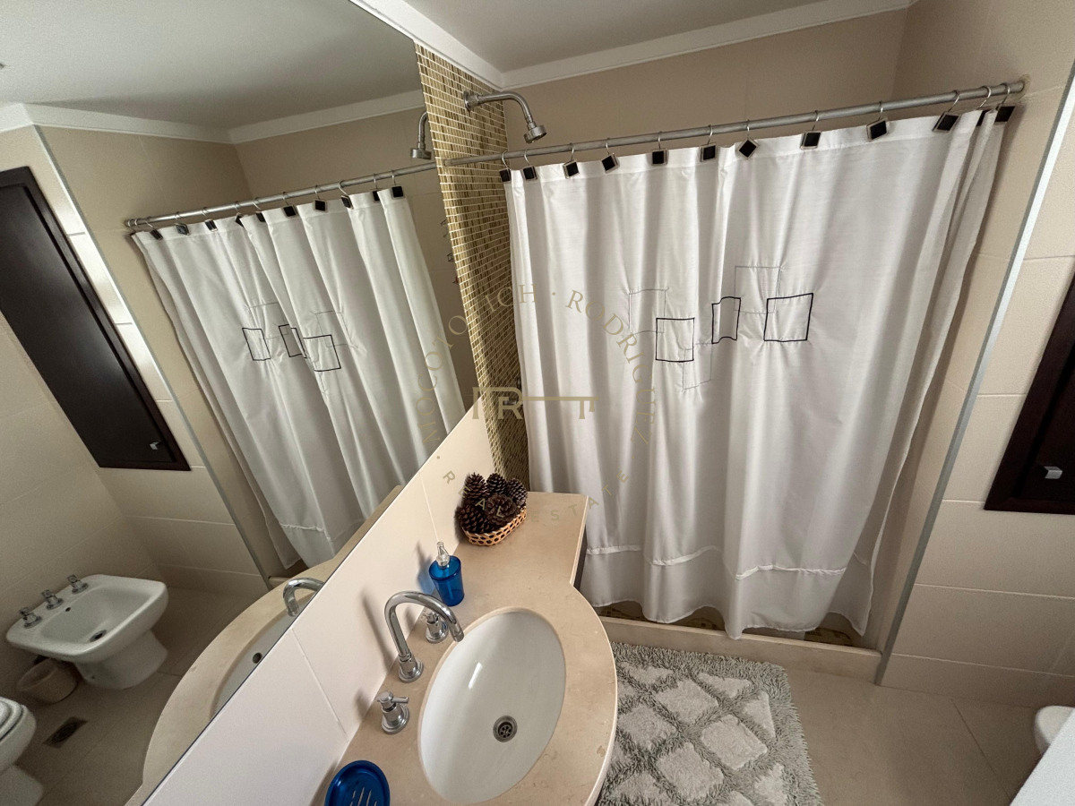 Apartamento ID.2225 - Venta de Apartamento de 3 dormitorios en la Brava Punta del Este