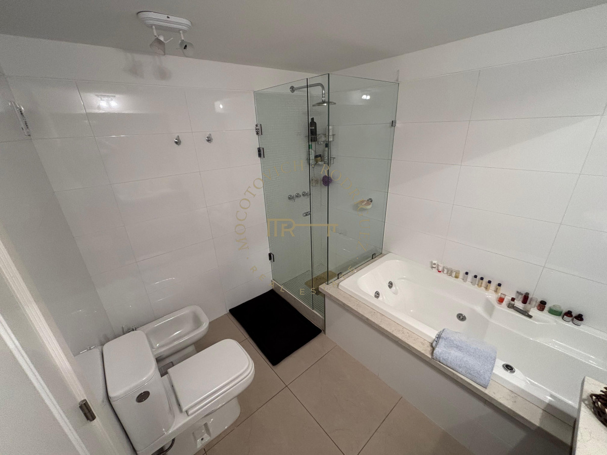 Apartamento ID.2225 - Venta de Apartamento de 3 dormitorios en la Brava Punta del Este