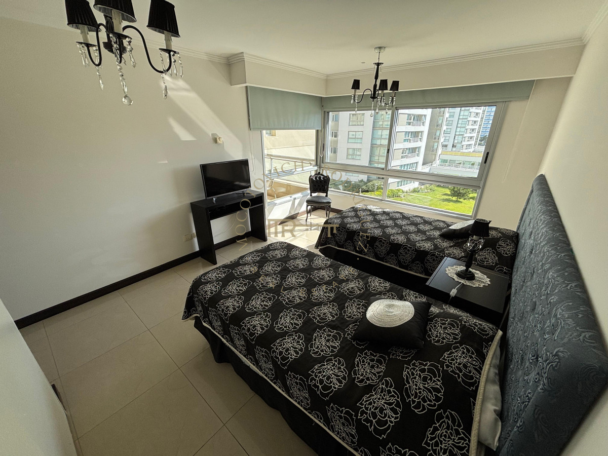 Apartamento ID.2225 - Venta de Apartamento de 3 dormitorios en la Brava Punta del Este