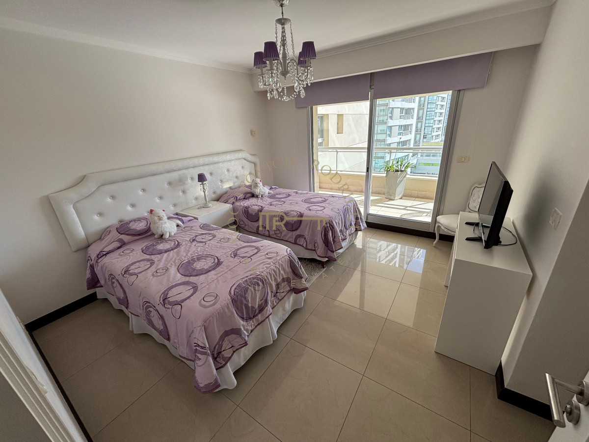 Apartamento ID.2225 - Venta de Apartamento de 3 dormitorios en la Brava Punta del Este