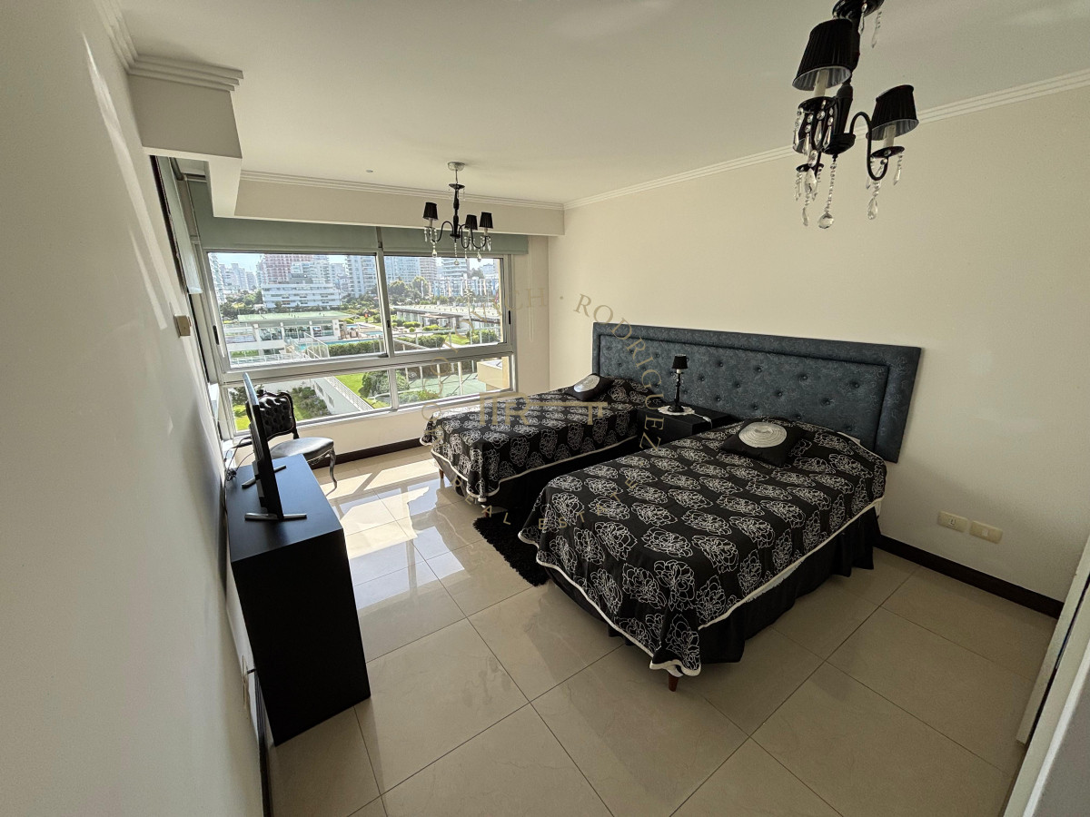 Apartamento ID.2225 - Venta de Apartamento de 3 dormitorios en la Brava Punta del Este