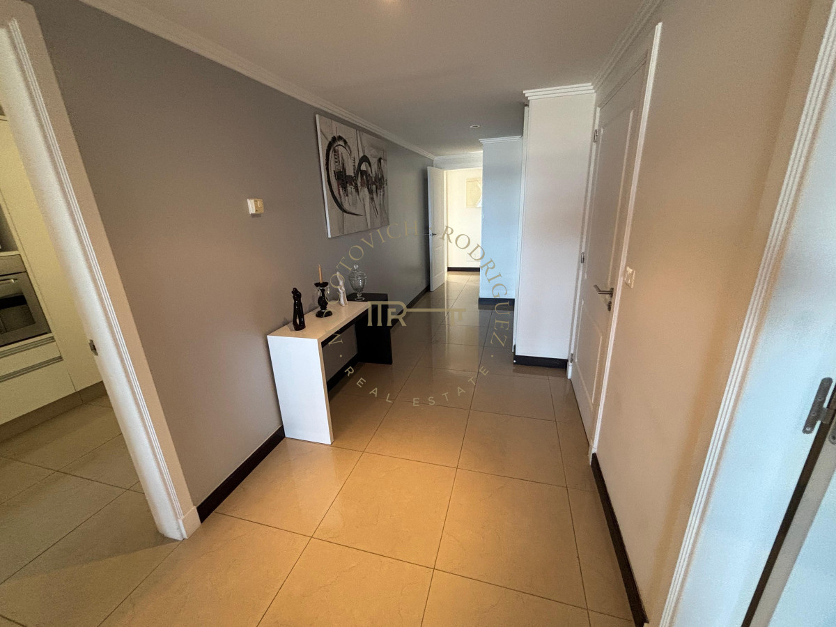 Apartamento ID.2225 - Venta de Apartamento de 3 dormitorios en la Brava Punta del Este