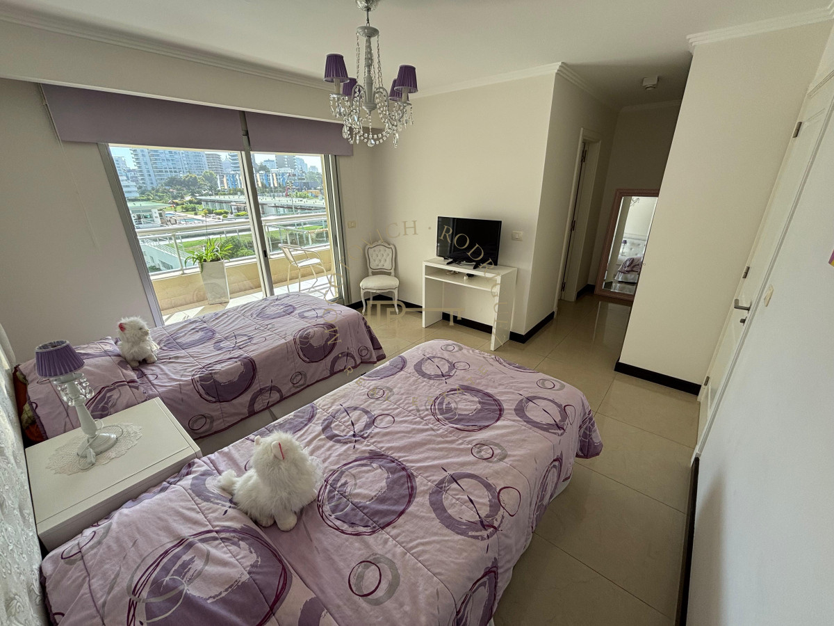 Apartamento ID.2225 - Venta de Apartamento de 3 dormitorios en la Brava Punta del Este