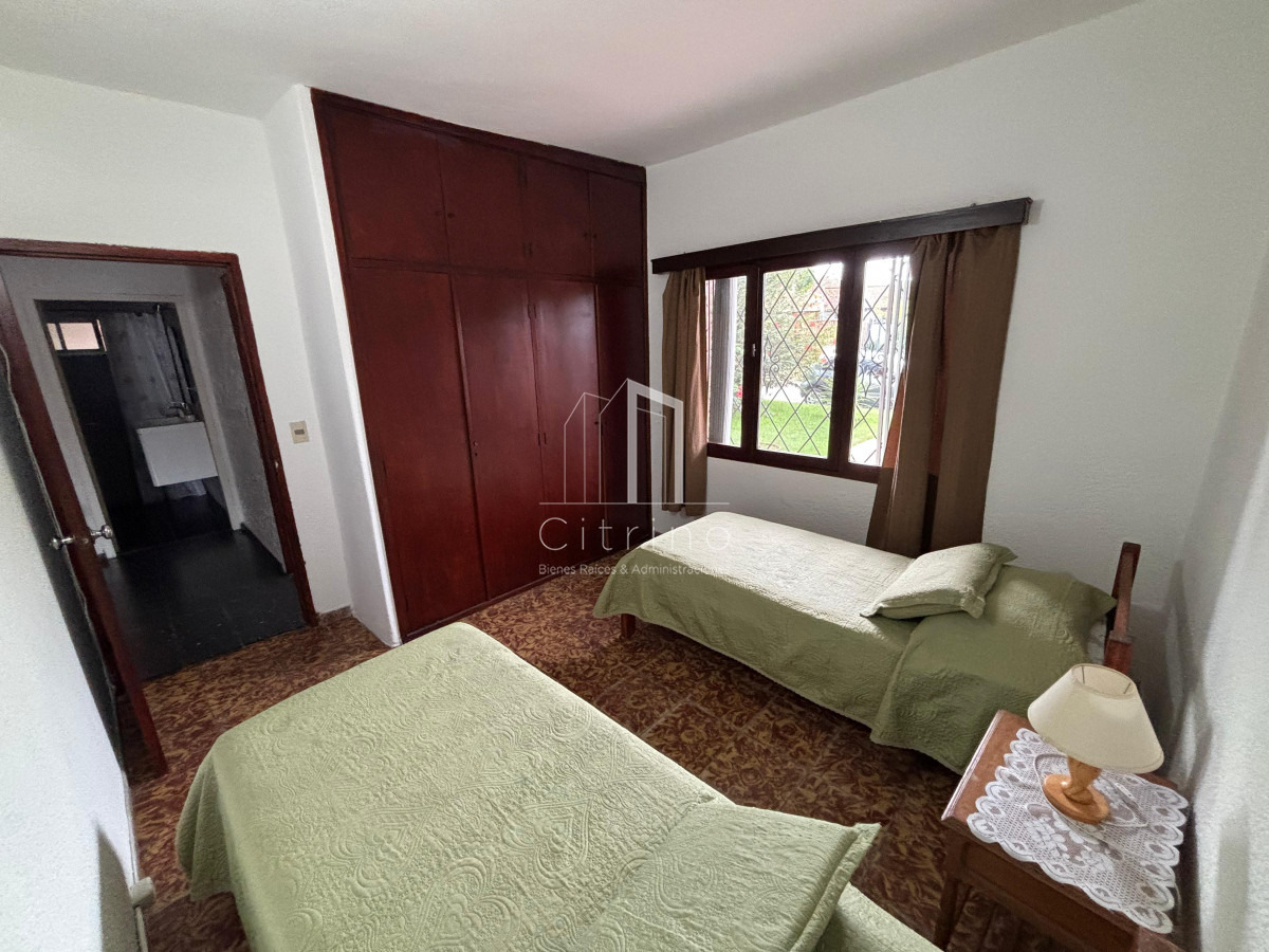 Casa ID.1715 - Casa de 3 dorimitorios y 1 baño en alquiler anual zona Las Delicias