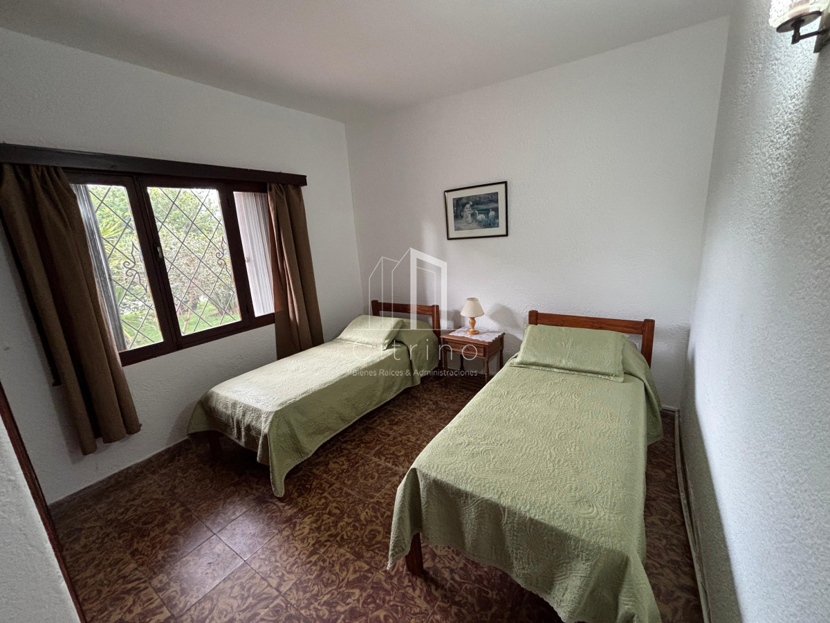 Casa ID.1715 - Casa de 3 dorimitorios y 1 baño en alquiler anual zona Las Delicias