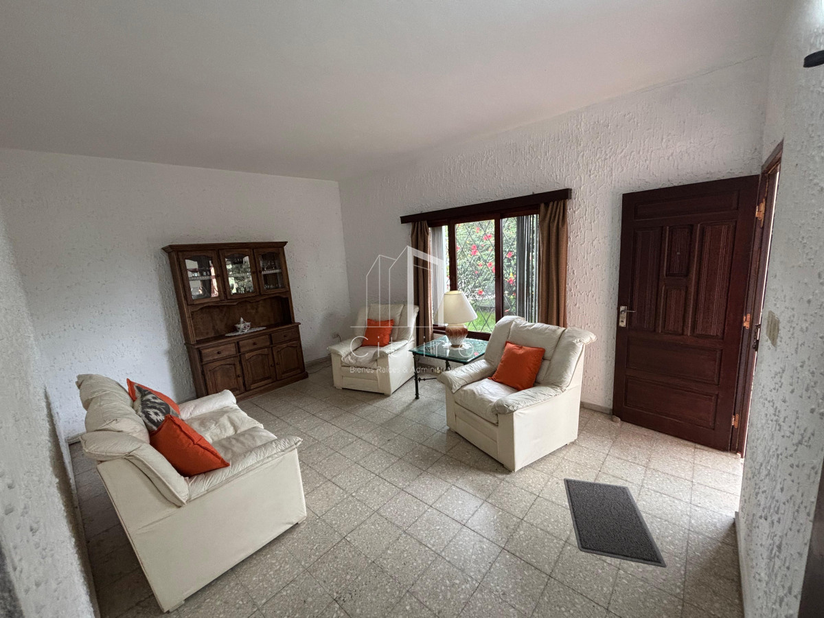 Casa ID.1715 - Casa de 3 dorimitorios y 1 baño en alquiler anual zona Las Delicias