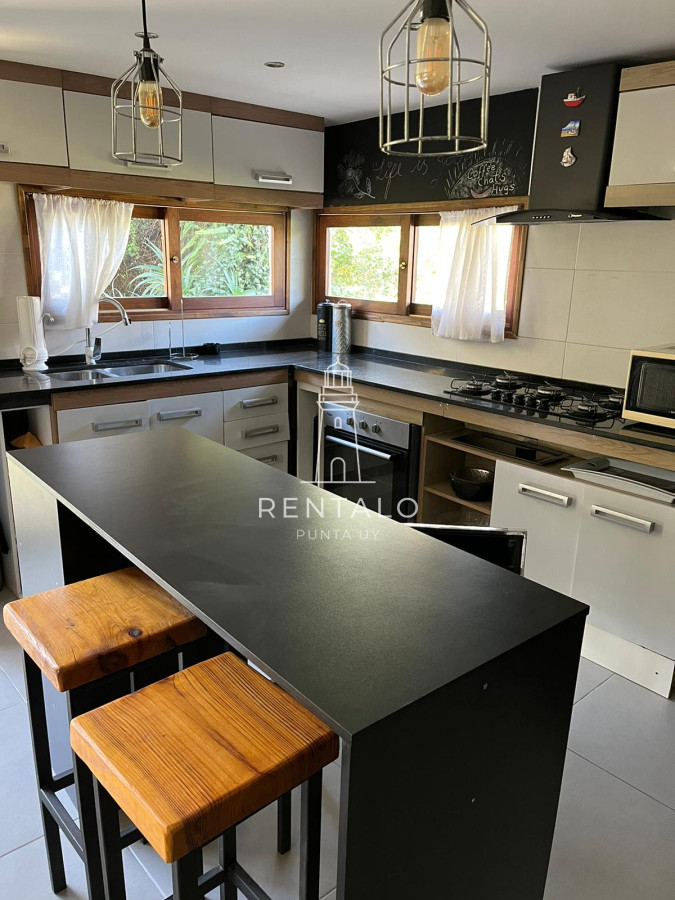 Casa ID.864 - En venta casa en Punta del este 4 dormitorios pinares