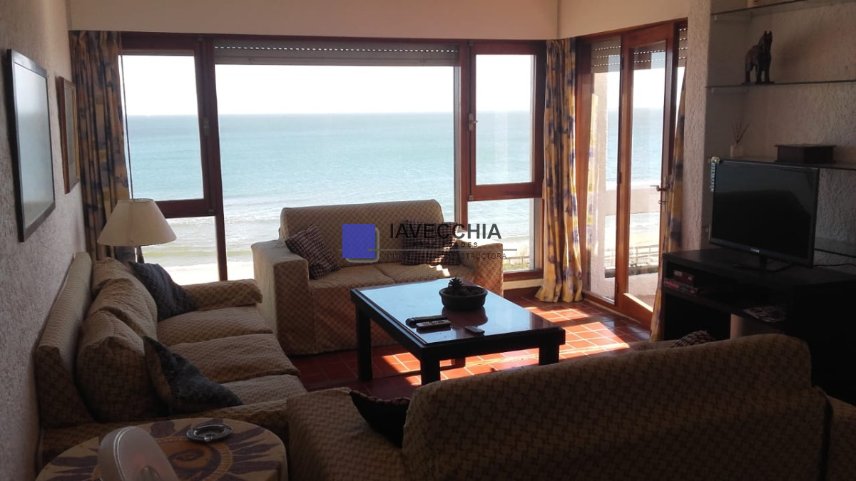 Venta de Apartamento de 2 Dormitorios en mansa frente al mar - IAV48332A