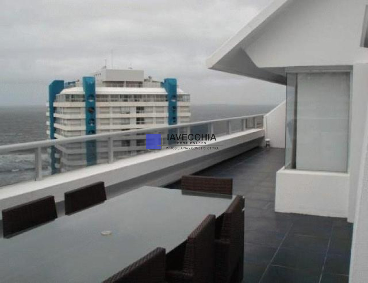 Venta de Apartamento de 4 dormitorios en Península Punta Del Este - IAV48757A