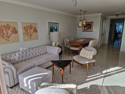 Lujoso apartamento de 2 dormitorios con vista al mar en la mansa 
