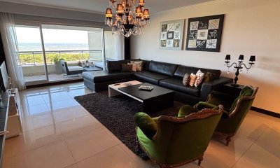 Apartamento en venta de 3 dormitorios y servicio en la brava frente al mar