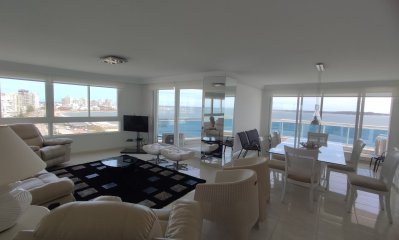 Venta Apartamento de 3 dormitorios en la Mansa Punta del Este frente al mar